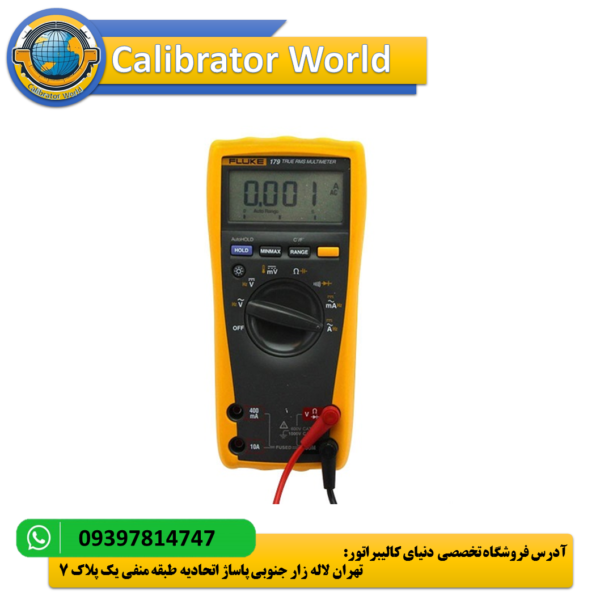 تکنسین در حال استفاده از مولتی‌متر Fluke 179 برای اندازه‌گیری ولتاژ در تابلو برق صنعتی