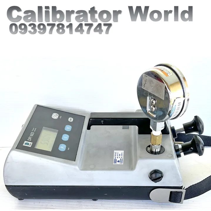 کالیبراتور فشار دقیق و قابل حمل Druck DPI603 در حال استفاده توسط مهندس ابزار دقیق