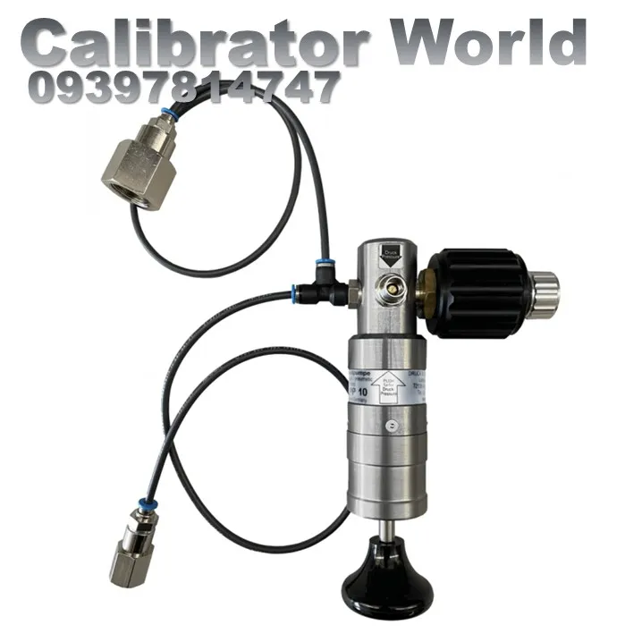 پمپ تست فشار EIUK-PGS-10 در حال کالیبراسیون فشارسنج در آزمایشگاه